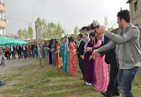 Hakkari'nin Yüksekova ilçesinde 12-13-05- 2012 Dünya evine Giren Çiftlerimizi Sizler için Sayfamıza taşıdık. Yüksekova Güncel Ailesi olarak Tüm Çiftlerimize mutluluklar Dileriz. Foto-Görüntü: Yaşar KAPLAN- Sinan AKKURT