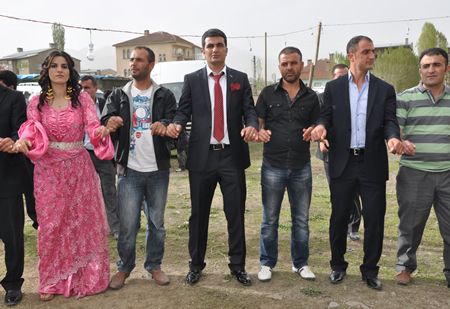 Hakkari'nin Yüksekova ilçesinde 12-13-05- 2012 Dünya evine Giren Çiftlerimizi Sizler için Sayfamıza taşıdık. Yüksekova Güncel Ailesi olarak Tüm Çiftlerimize mutluluklar Dileriz. Foto-Görüntü: Yaşar KAPLAN- Sinan AKKURT