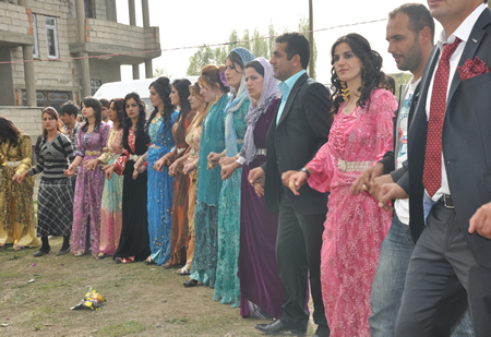 Hakkari'nin Yüksekova ilçesinde 12-13-05- 2012 Dünya evine Giren Çiftlerimizi Sizler için Sayfamıza taşıdık. Yüksekova Güncel Ailesi olarak Tüm Çiftlerimize mutluluklar Dileriz. Foto-Görüntü: Yaşar KAPLAN- Sinan AKKURT