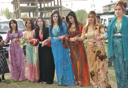 Hakkari'nin Yüksekova ilçesinde 12-13-05- 2012 Dünya evine Giren Çiftlerimizi Sizler için Sayfamıza taşıdık. Yüksekova Güncel Ailesi olarak Tüm Çiftlerimize mutluluklar Dileriz. Foto-Görüntü: Yaşar KAPLAN- Sinan AKKURT