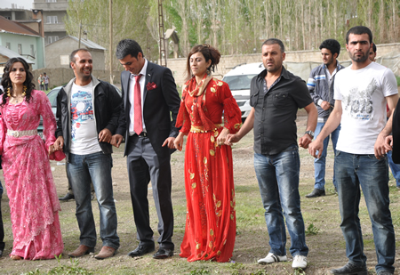 Hakkari'nin Yüksekova ilçesinde 12-13-05- 2012 Dünya evine Giren Çiftlerimizi Sizler için Sayfamıza taşıdık. Yüksekova Güncel Ailesi olarak Tüm Çiftlerimize mutluluklar Dileriz. Foto-Görüntü: Yaşar KAPLAN- Sinan AKKURT