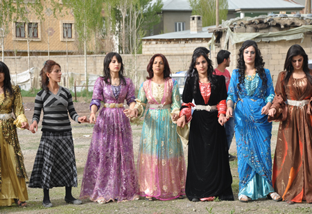 Hakkari'nin Yüksekova ilçesinde 12-13-05- 2012 Dünya evine Giren Çiftlerimizi Sizler için Sayfamıza taşıdık. Yüksekova Güncel Ailesi olarak Tüm Çiftlerimize mutluluklar Dileriz. Foto-Görüntü: Yaşar KAPLAN- Sinan AKKURT