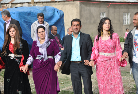 Hakkari'nin Yüksekova ilçesinde 12-13-05- 2012 Dünya evine Giren Çiftlerimizi Sizler için Sayfamıza taşıdık. Yüksekova Güncel Ailesi olarak Tüm Çiftlerimize mutluluklar Dileriz. Foto-Görüntü: Yaşar KAPLAN- Sinan AKKURT
