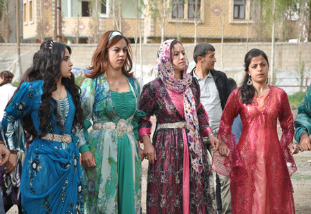 Hakkari'nin Yüksekova ilçesinde 12-13-05- 2012 Dünya evine Giren Çiftlerimizi Sizler için Sayfamıza taşıdık. Yüksekova Güncel Ailesi olarak Tüm Çiftlerimize mutluluklar Dileriz. Foto-Görüntü: Yaşar KAPLAN- Sinan AKKURT