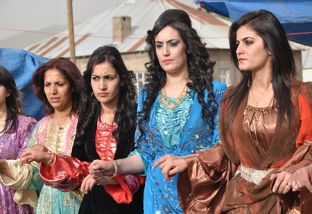 Hakkari'nin Yüksekova ilçesinde 12-13-05- 2012 Dünya evine Giren Çiftlerimizi Sizler için Sayfamıza taşıdık. Yüksekova Güncel Ailesi olarak Tüm Çiftlerimize mutluluklar Dileriz. Foto-Görüntü: Yaşar KAPLAN- Sinan AKKURT