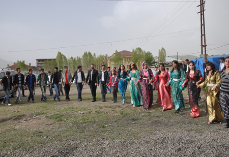 Hakkari'nin Yüksekova ilçesinde 12-13-05- 2012 Dünya evine Giren Çiftlerimizi Sizler için Sayfamıza taşıdık. Yüksekova Güncel Ailesi olarak Tüm Çiftlerimize mutluluklar Dileriz. Foto-Görüntü: Yaşar KAPLAN- Sinan AKKURT