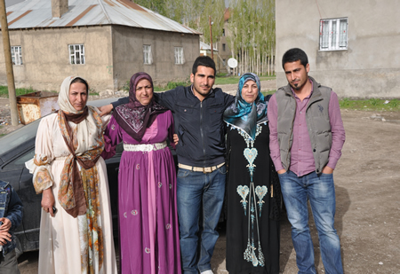 Hakkari'nin Yüksekova ilçesinde 12-13-05- 2012 Dünya evine Giren Çiftlerimizi Sizler için Sayfamıza taşıdık. Yüksekova Güncel Ailesi olarak Tüm Çiftlerimize mutluluklar Dileriz. Foto-Görüntü: Yaşar KAPLAN- Sinan AKKURT