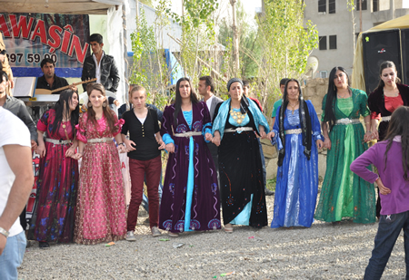Hakkari'nin Yüksekova ilçesinde 12-13-05- 2012 Dünya evine Giren Çiftlerimizi Sizler için Sayfamıza taşıdık. Yüksekova Güncel Ailesi olarak Tüm Çiftlerimize mutluluklar Dileriz. Foto-Görüntü: Yaşar KAPLAN- Sinan AKKURT