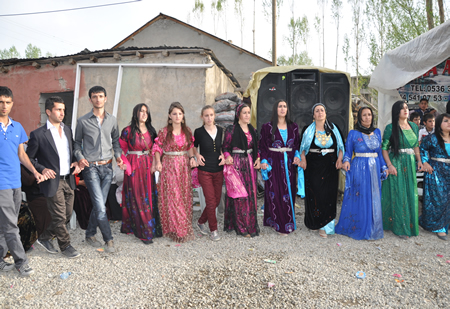 Hakkari'nin Yüksekova ilçesinde 12-13-05- 2012 Dünya evine Giren Çiftlerimizi Sizler için Sayfamıza taşıdık. Yüksekova Güncel Ailesi olarak Tüm Çiftlerimize mutluluklar Dileriz. Foto-Görüntü: Yaşar KAPLAN- Sinan AKKURT