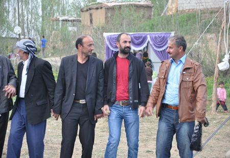 Hakkari'nin Yüksekova ilçesinde 12-13-05- 2012 Dünya evine Giren Çiftlerimizi Sizler için Sayfamıza taşıdık. Yüksekova Güncel Ailesi olarak Tüm Çiftlerimize mutluluklar Dileriz. Foto-Görüntü: Yaşar KAPLAN- Sinan AKKURT