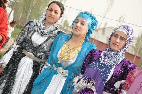 Hakkari'nin Yüksekova ilçesinde 12-13-05- 2012 Dünya evine Giren Çiftlerimizi Sizler için Sayfamıza taşıdık. Yüksekova Güncel Ailesi olarak Tüm Çiftlerimize mutluluklar Dileriz. Foto-Görüntü: Yaşar KAPLAN- Sinan AKKURT