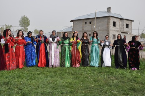 Hakkari'nin Yüksekova ilçesinde 12-13-05- 2012 Dünya evine Giren Çiftlerimizi Sizler için Sayfamıza taşıdık. Yüksekova Güncel Ailesi olarak Tüm Çiftlerimize mutluluklar Dileriz. Foto-Görüntü: Yaşar KAPLAN- Sinan AKKURT