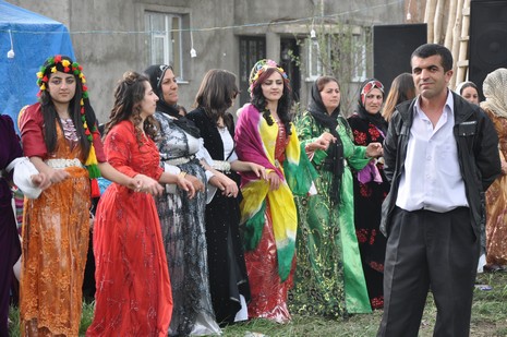 Hakkari'nin Yüksekova ilçesinde 12-13-05- 2012 Dünya evine Giren Çiftlerimizi Sizler için Sayfamıza taşıdık. Yüksekova Güncel Ailesi olarak Tüm Çiftlerimize mutluluklar Dileriz. Foto-Görüntü: Yaşar KAPLAN- Sinan AKKURT