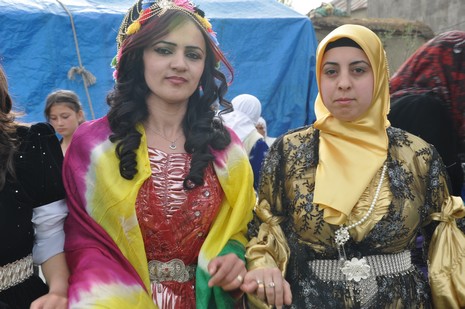 Hakkari'nin Yüksekova ilçesinde 12-13-05- 2012 Dünya evine Giren Çiftlerimizi Sizler için Sayfamıza taşıdık. Yüksekova Güncel Ailesi olarak Tüm Çiftlerimize mutluluklar Dileriz. Foto-Görüntü: Yaşar KAPLAN- Sinan AKKURT