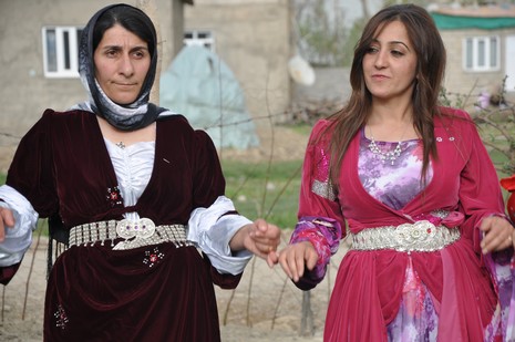 Hakkari'nin Yüksekova ilçesinde 12-13-05- 2012 Dünya evine Giren Çiftlerimizi Sizler için Sayfamıza taşıdık. Yüksekova Güncel Ailesi olarak Tüm Çiftlerimize mutluluklar Dileriz. Foto-Görüntü: Yaşar KAPLAN- Sinan AKKURT