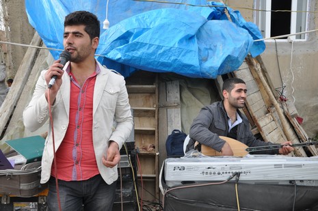 Hakkari'nin Yüksekova ilçesinde 12-13-05- 2012 Dünya evine Giren Çiftlerimizi Sizler için Sayfamıza taşıdık. Yüksekova Güncel Ailesi olarak Tüm Çiftlerimize mutluluklar Dileriz. Foto-Görüntü: Yaşar KAPLAN- Sinan AKKURT