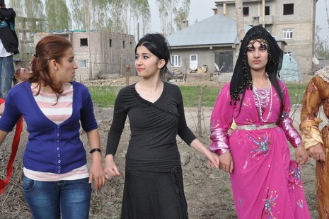 Hakkari'nin Yüksekova ilçesinde 12-13-05- 2012 Dünya evine Giren Çiftlerimizi Sizler için Sayfamıza taşıdık. Yüksekova Güncel Ailesi olarak Tüm Çiftlerimize mutluluklar Dileriz. Foto-Görüntü: Yaşar KAPLAN- Sinan AKKURT