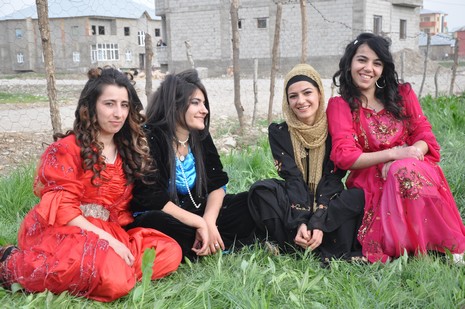 Hakkari'nin Yüksekova ilçesinde 12-13-05- 2012 Dünya evine Giren Çiftlerimizi Sizler için Sayfamıza taşıdık. Yüksekova Güncel Ailesi olarak Tüm Çiftlerimize mutluluklar Dileriz. Foto-Görüntü: Yaşar KAPLAN- Sinan AKKURT