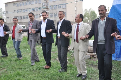 Hakkari'nin Yüksekova ilçesinde 12-13-05- 2012 Dünya evine Giren Çiftlerimizi Sizler için Sayfamıza taşıdık. Yüksekova Güncel Ailesi olarak Tüm Çiftlerimize mutluluklar Dileriz. Foto-Görüntü: Yaşar KAPLAN- Sinan AKKURT