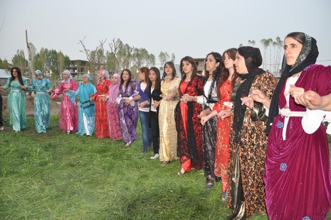 Hakkari'nin Yüksekova ilçesinde 12-13-05- 2012 Dünya evine Giren Çiftlerimizi Sizler için Sayfamıza taşıdık. Yüksekova Güncel Ailesi olarak Tüm Çiftlerimize mutluluklar Dileriz. Foto-Görüntü: Yaşar KAPLAN- Sinan AKKURT