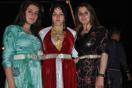 Hakkari'nin Yüksekova ilçesinde 12-13-05- 2012 Dünya evine Giren Çiftlerimizi Sizler için Sayfamıza taşıdık. Yüksekova Güncel Ailesi olarak Tüm Çiftlerimize mutluluklar Dileriz. Foto-Görüntü: Yaşar KAPLAN- Sinan AKKURT