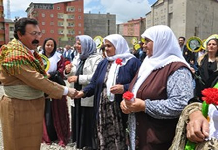 Yüksekova KURDÎ -DER öncülüğünde binlerce kişi Kürt dil bayramı kutlandı.