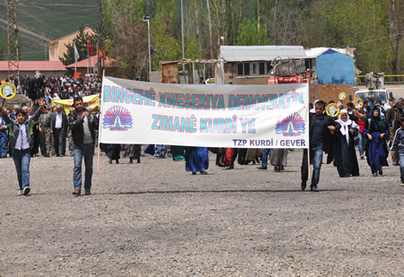 Yüksekova KURDÎ -DER öncülüğünde binlerce kişi Kürt dil bayramı kutlandı.