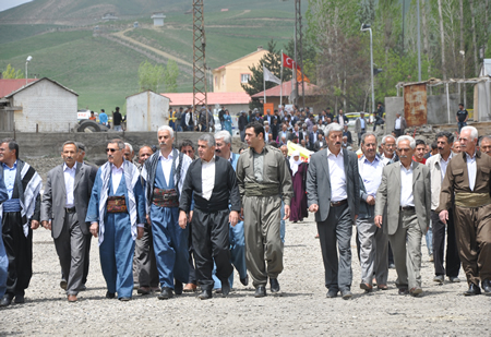 Yüksekova KURDÎ -DER öncülüğünde binlerce kişi Kürt dil bayramı kutlandı.