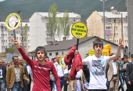 Yüksekova KURDÎ -DER öncülüğünde binlerce kişi Kürt dil bayramı kutlandı.