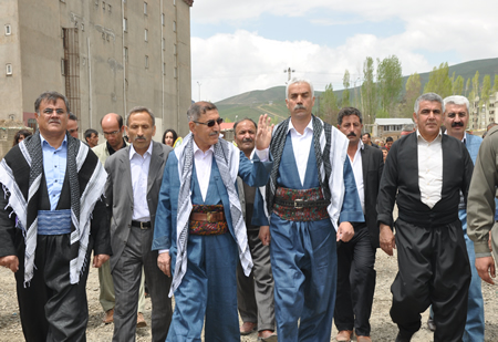 Yüksekova KURDÎ -DER öncülüğünde binlerce kişi Kürt dil bayramı kutlandı.