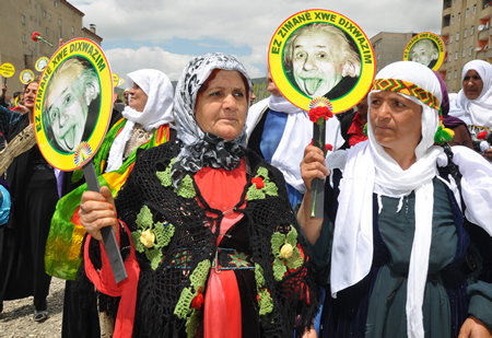 Yüksekova KURDÎ -DER öncülüğünde binlerce kişi Kürt dil bayramı kutlandı.