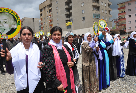 Yüksekova KURDÎ -DER öncülüğünde binlerce kişi Kürt dil bayramı kutlandı.