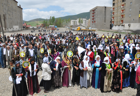 Yüksekova KURDÎ -DER öncülüğünde binlerce kişi Kürt dil bayramı kutlandı.