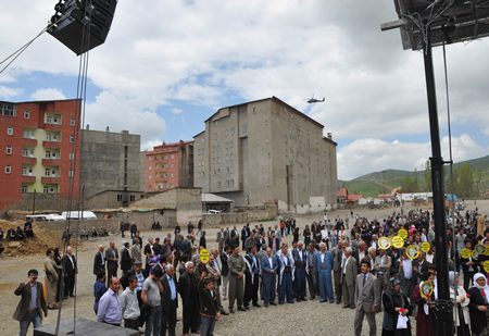 Yüksekova KURDÎ -DER öncülüğünde binlerce kişi Kürt dil bayramı kutlandı.