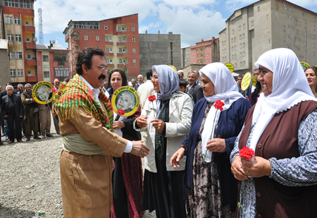 Yüksekova KURDÎ -DER öncülüğünde binlerce kişi Kürt dil bayramı kutlandı.