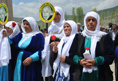 Yüksekova KURDÎ -DER öncülüğünde binlerce kişi Kürt dil bayramı kutlandı.
