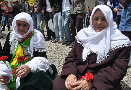 Yüksekova KURDÎ -DER öncülüğünde binlerce kişi Kürt dil bayramı kutlandı.