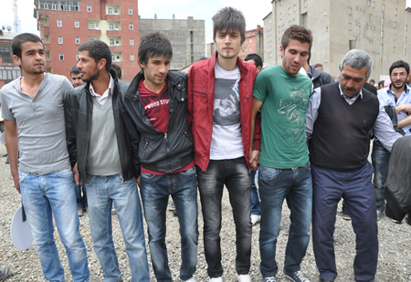 Yüksekova KURDÎ -DER öncülüğünde binlerce kişi Kürt dil bayramı kutlandı.