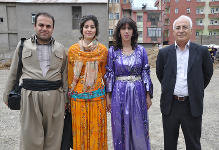 Yüksekova KURDÎ -DER öncülüğünde binlerce kişi Kürt dil bayramı kutlandı.