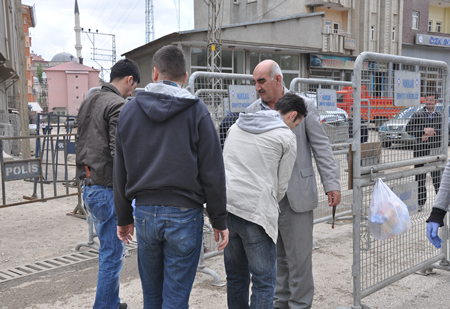 Yüksekova KURDÎ -DER öncülüğünde binlerce kişi Kürt dil bayramı kutlandı.