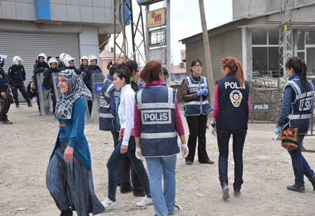 Yüksekova KURDÎ -DER öncülüğünde binlerce kişi Kürt dil bayramı kutlandı.