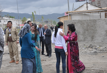 Yüksekova KURDÎ -DER öncülüğünde binlerce kişi Kürt dil bayramı kutlandı.
