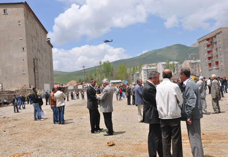 Yüksekova KURDÎ -DER öncülüğünde binlerce kişi Kürt dil bayramı kutlandı.