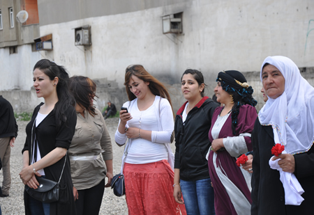 Yüksekova KURDÎ -DER öncülüğünde binlerce kişi Kürt dil bayramı kutlandı.