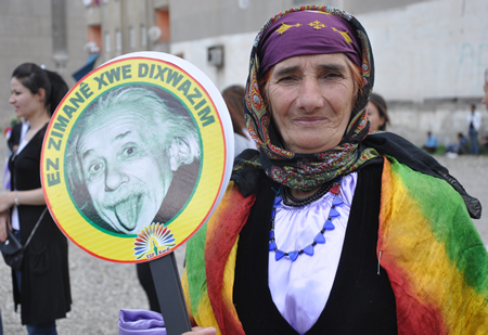 Yüksekova KURDÎ -DER öncülüğünde binlerce kişi Kürt dil bayramı kutlandı.