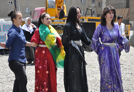 Yüksekova KURDÎ -DER öncülüğünde binlerce kişi Kürt dil bayramı kutlandı.