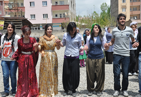 Yüksekova KURDÎ -DER öncülüğünde binlerce kişi Kürt dil bayramı kutlandı.