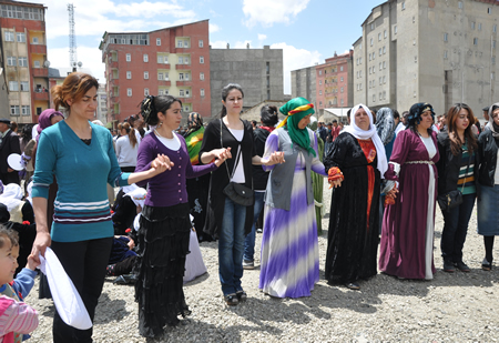 Yüksekova KURDÎ -DER öncülüğünde binlerce kişi Kürt dil bayramı kutlandı.