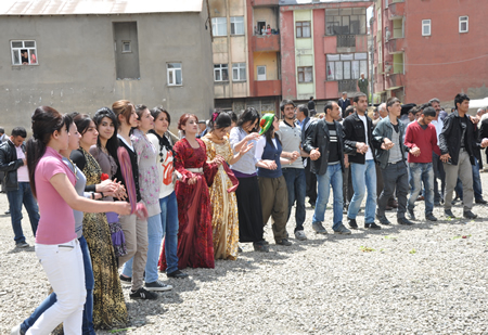 Yüksekova KURDÎ -DER öncülüğünde binlerce kişi Kürt dil bayramı kutlandı.