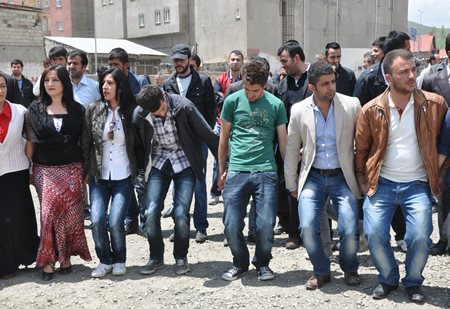 Yüksekova KURDÎ -DER öncülüğünde binlerce kişi Kürt dil bayramı kutlandı.